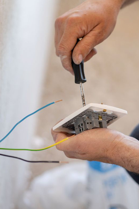Électricien pour installation de tableau électrique et mise en conformité à Menton et Monaco