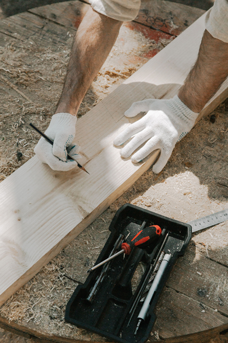 Homme toutes mains pour petits travaux de bricolage et entretien maison à Menton et Monaco